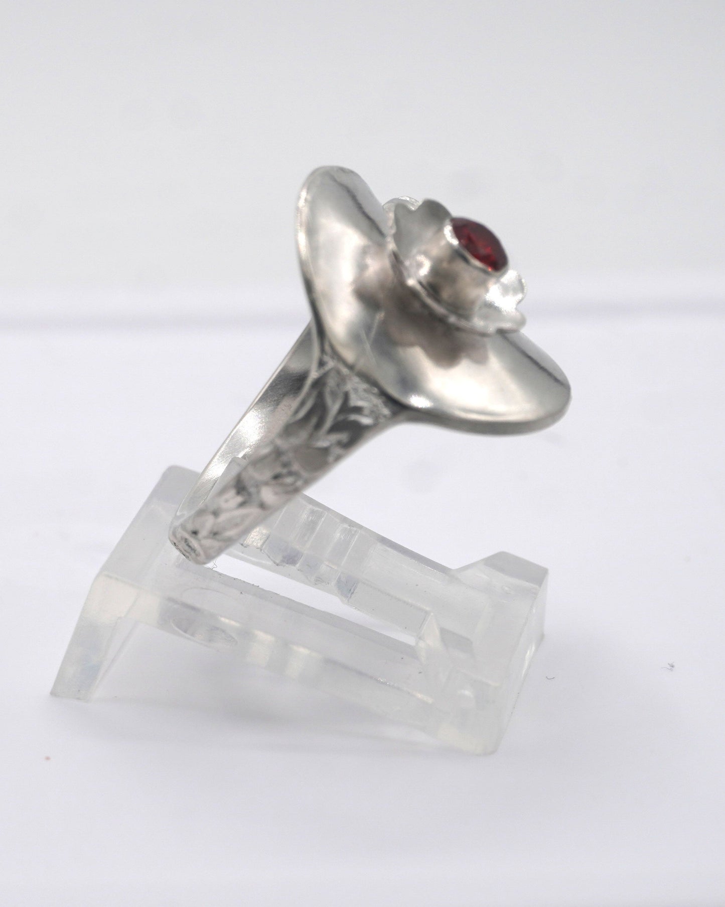 Spoon ring with Red stone