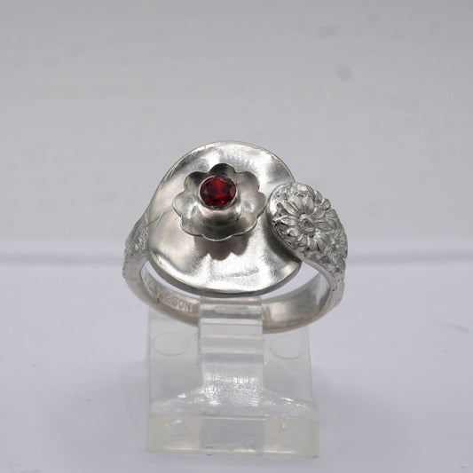 Spoon ring with Red stone